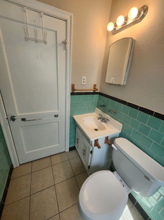 Building Photo - Charming 2 Bedroom 1 Bathroom home near Th...