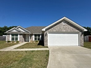 Building Photo - Prattville Home with Garage!