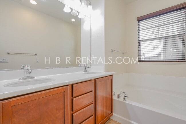 Building Photo - Cambridge Place - Charming 3-Bedroom with ...