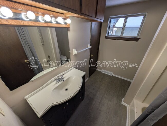 Building Photo - North Ridgeville Split Level with New Kitchen and Updates!