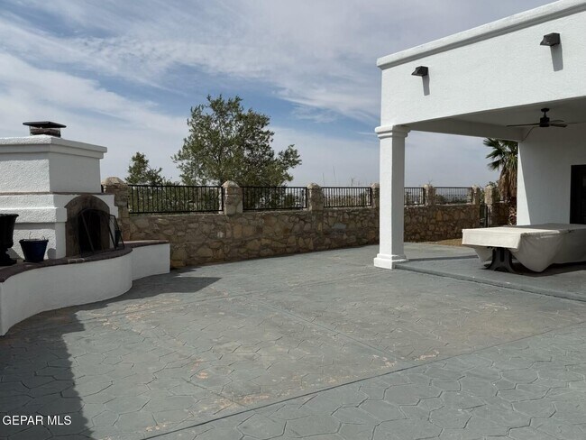 Building Photo - 1605 Playa Del Sol St