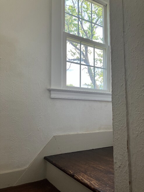 Building Photo - 55 Quaker Ln N