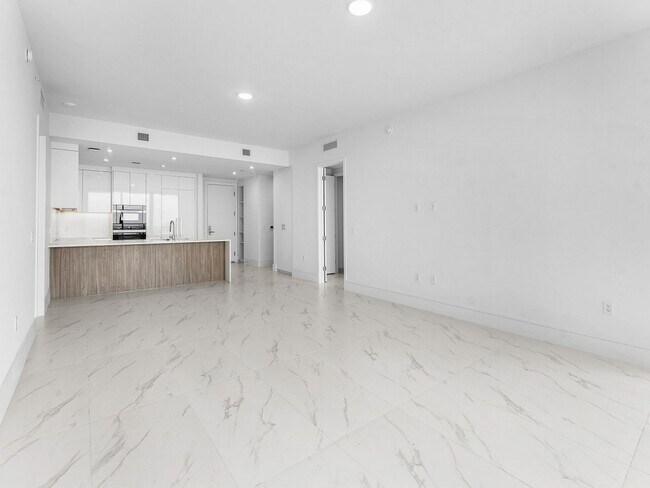 Building Photo - 220 Lake Shore Dr