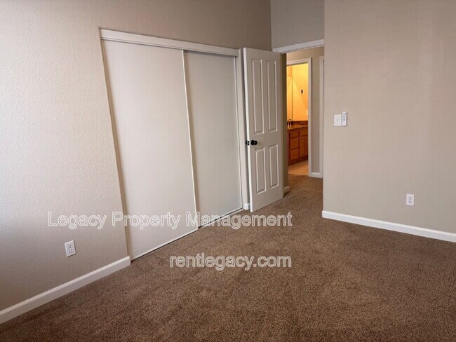 Building Photo - 4711 Summerset Dr