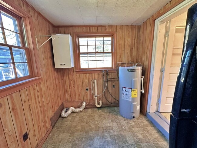 Building Photo - Cottage Rancher on Private Drive