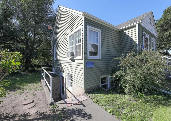 Building Photo - 915 E Ave E