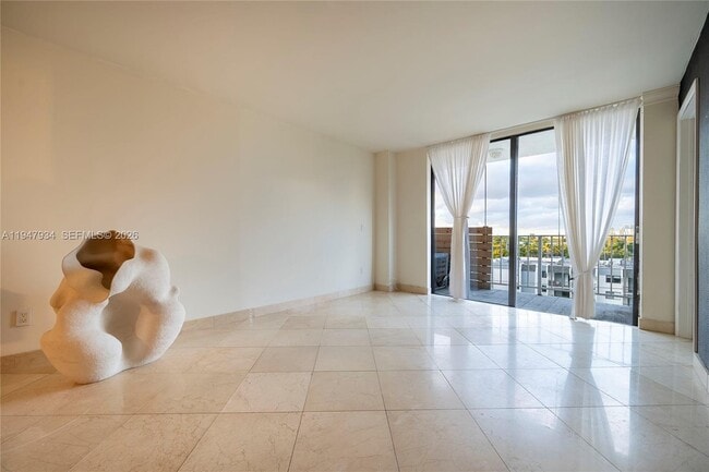 Building Photo - 2350 NE 135th St