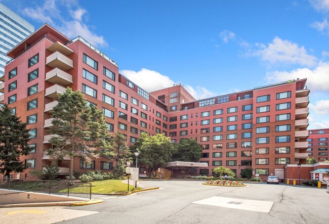 Building Photo - Spacious & Bright Studio at River Place East