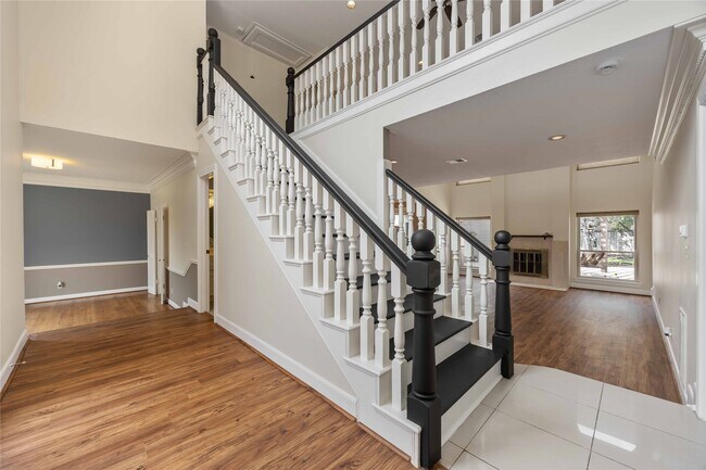 Building Photo - 11930 Carriage Hill Dr