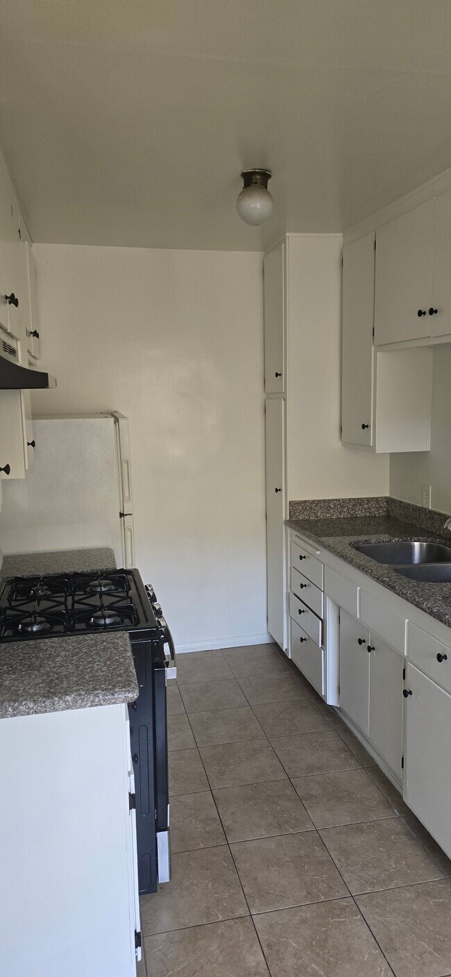 Kitchen - 369 Waldo Ave