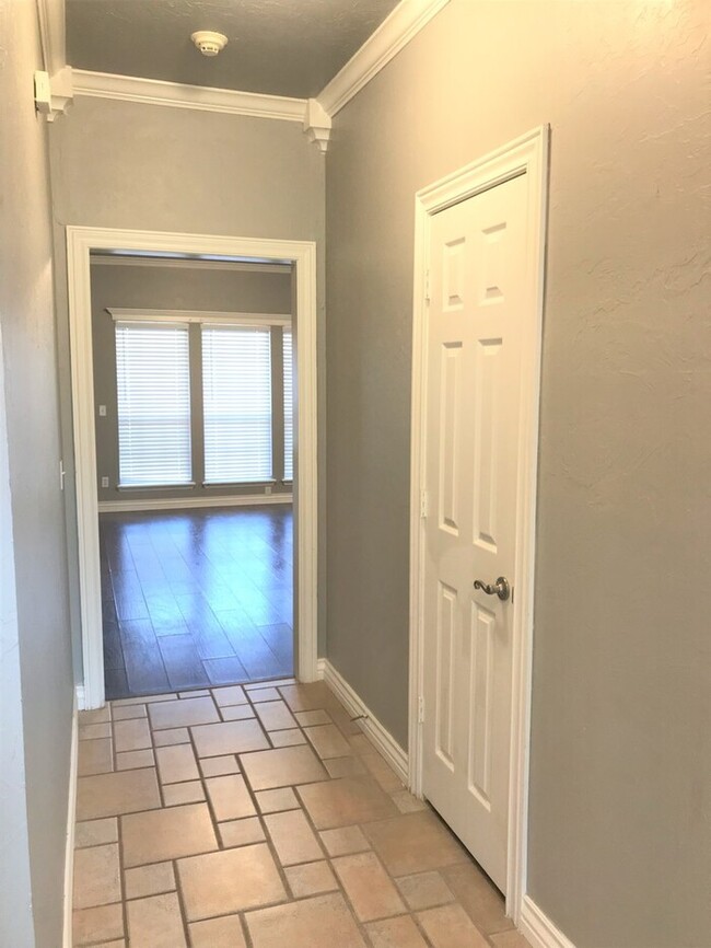 Building Photo - 3 Bed 2 Bath 2 Car Duplex in the Silvertre...