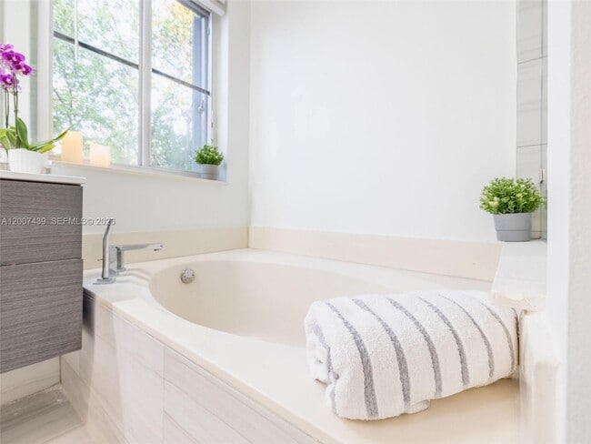 Building Photo - 801 Tanglewood Cir