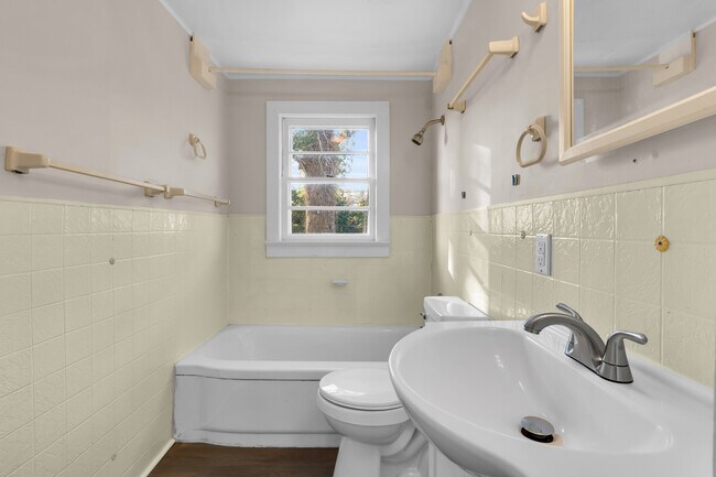 Building Photo - 211 Lawson St