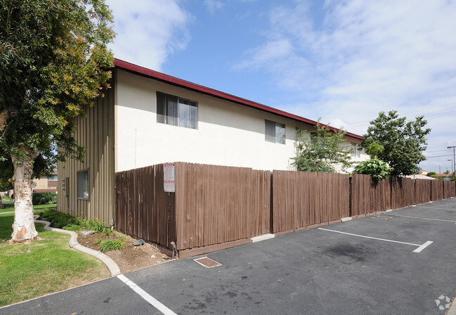 Building Photo - Countryside Townhomes Apartments