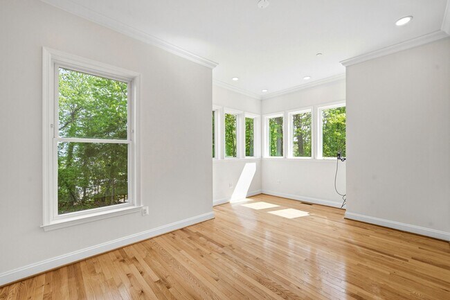 Building Photo - 5116 Shore Dr