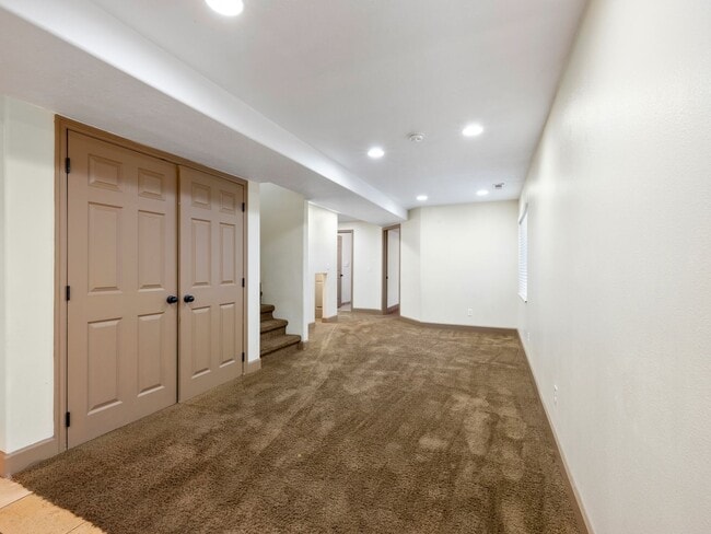 Building Photo - 25 E 2250 N