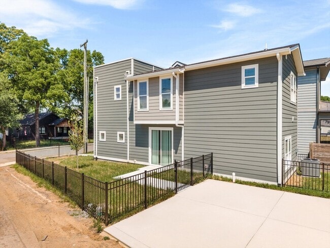 Building Photo - 1802 10th Ave N
