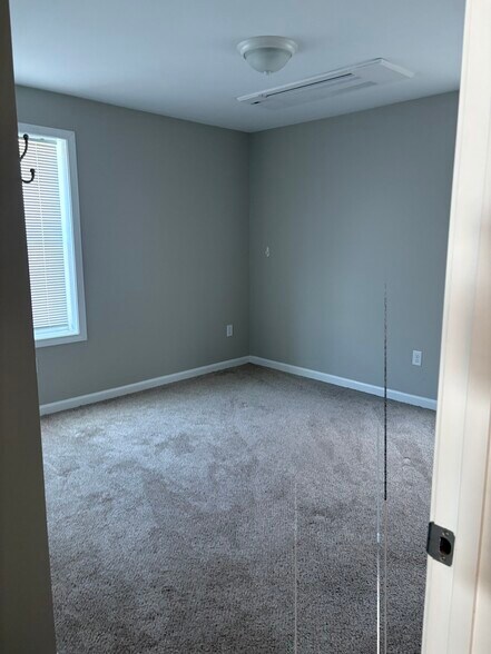 Building Photo - 598 Main St