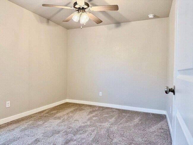 Building Photo - House For Rent