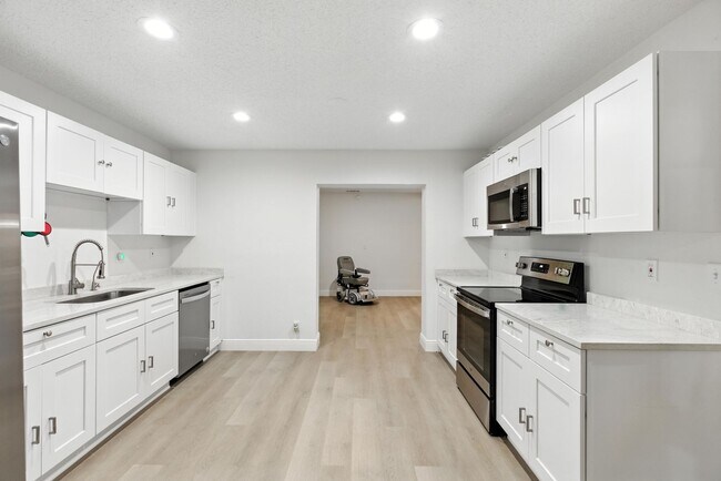 Building Photo - Spacious 4-Bedroom Home in Wildwood – Rece...