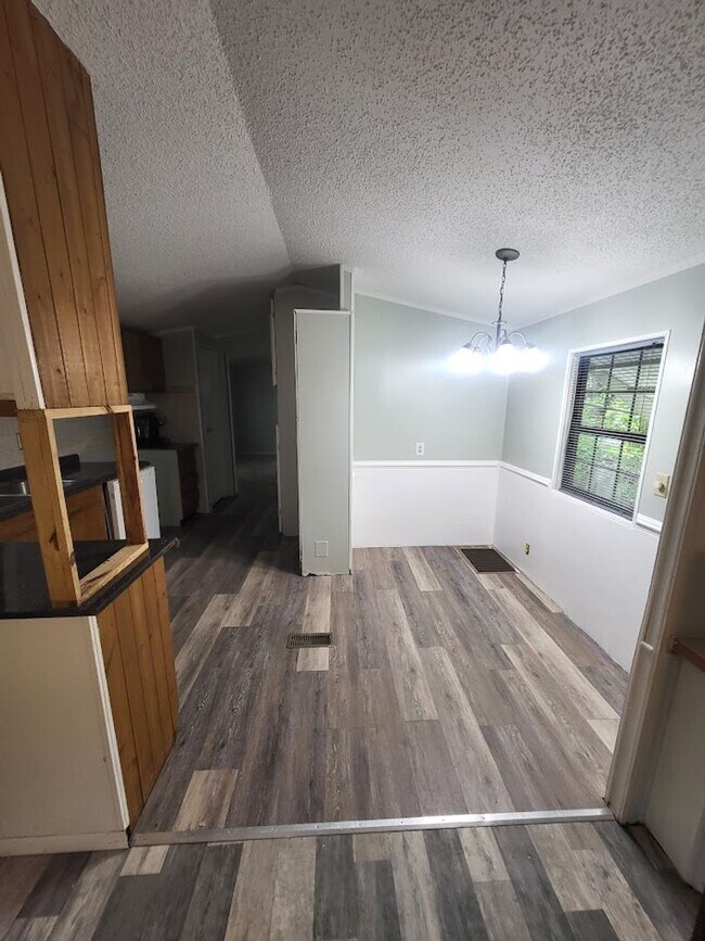 Building Photo - Charming 2BR / 2BA Home in Quiet Silver Springs Neighborhood