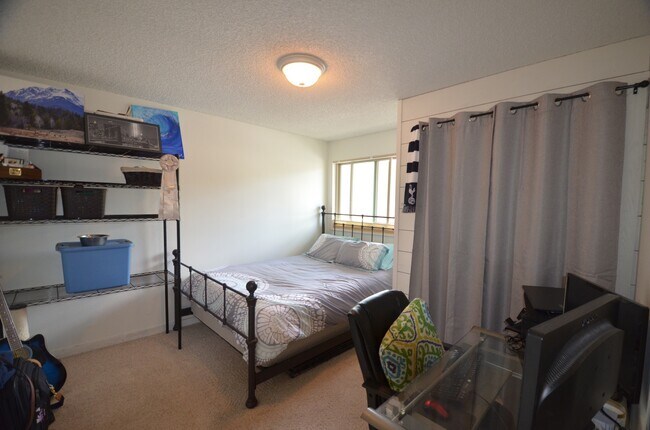 Building Photo - Updated Unit! Great Views! Year lease!