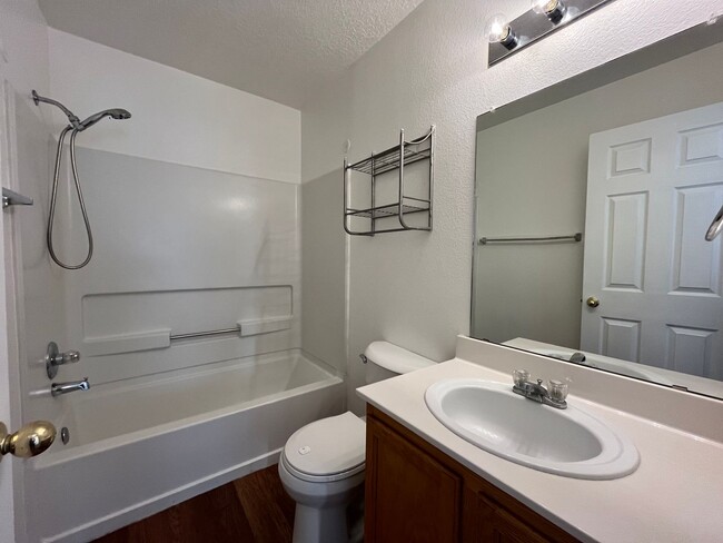 Building Photo - Nice 3 Bedroom 2.5 Bathroom Located In A G...