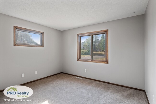 Building Photo - 4 Bedroom Home in Eagan