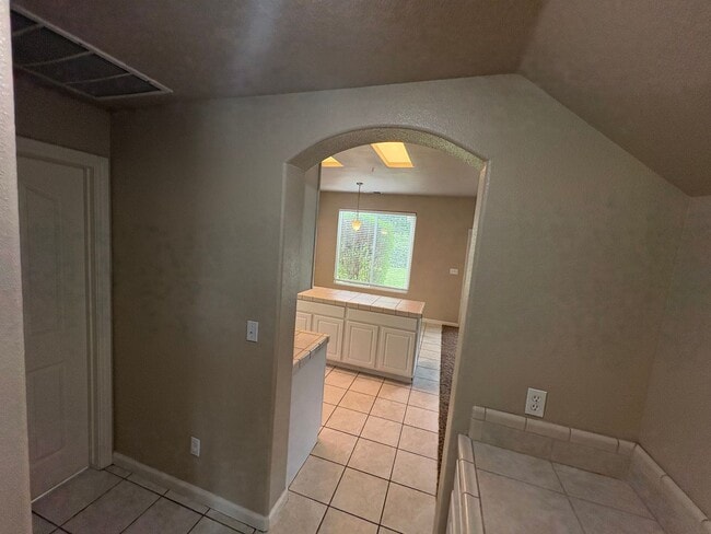 Building Photo - Spacious NW Visalia home Near Shopping Center Available Now!