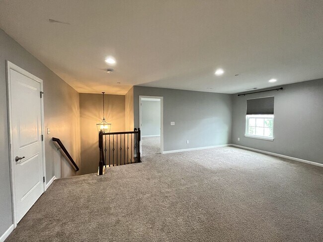 Building Photo - SPACIOUS FRANKLIN HOME WITH UPGRADES