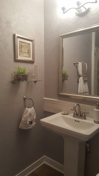 Building Photo - 2216 Capri Dr