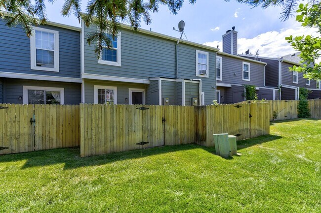 Building Photo - Beautiful 2 bed 2 bath townhome with carport in desirable Hearthwood Neighborhood With Pool!!