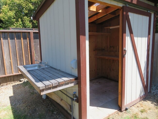 Building Photo - Beautiful 2 bed 1 bath end unit Townhome i...