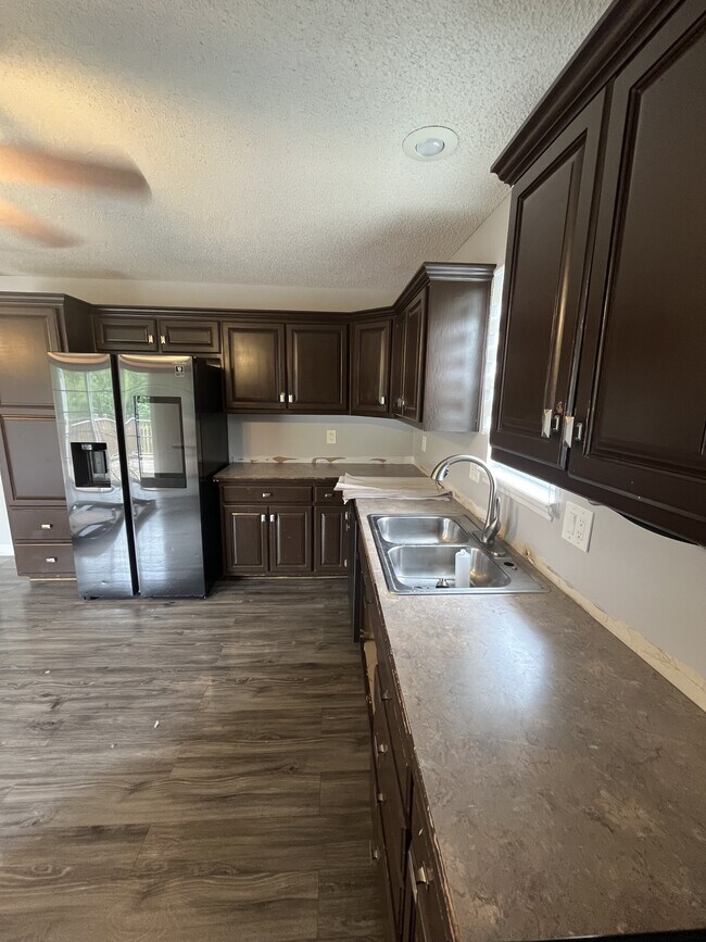 Building Photo - 723 Iron Horse Dr