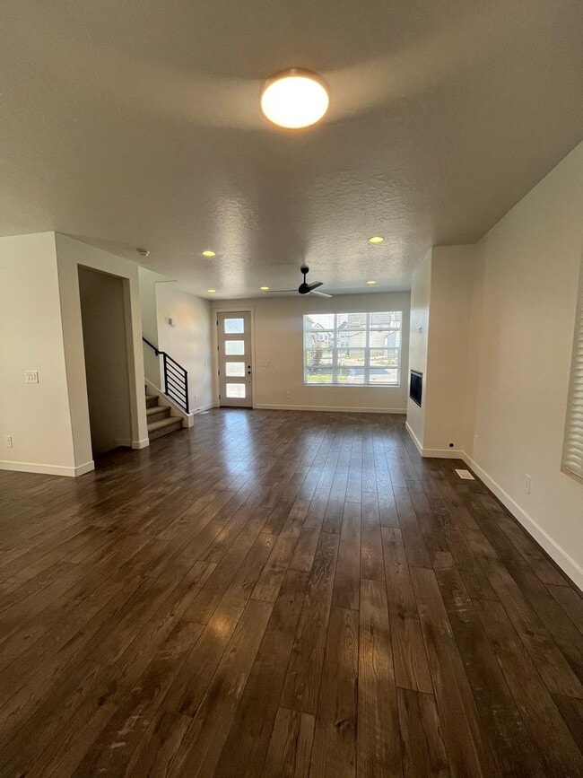 Building Photo - Spacious 3 Bed 2.5 Bath Home Available Jun...