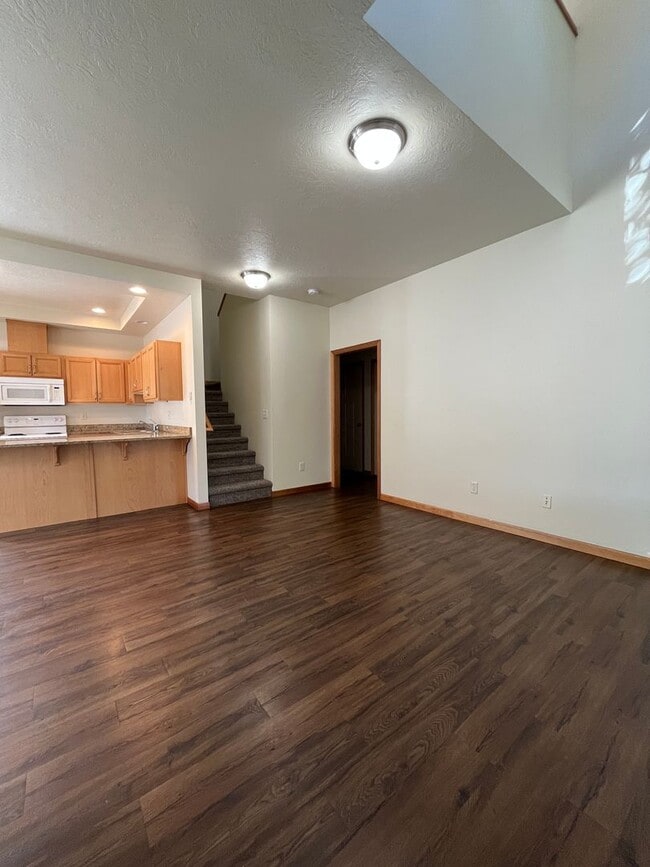 Building Photo - (MUS) Large 3 Bed/2 Bath Town Home