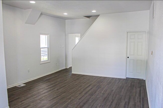 Building Photo - 2157 Bellefontaine St