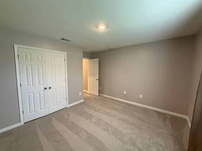 Building Photo - Beautiful 3 bedroom 2 bath brick craftsman home available for rent! POWER INCLUDED!