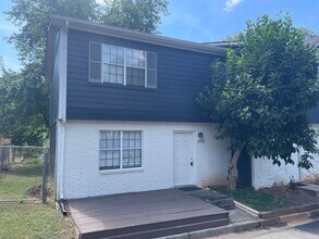 Building Photo - Newly Remodeled 2Bed/2.5Bath Townhome For Lease in Austell