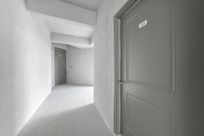 Building Photo - "Spacious 3-Bed with 2 Baths Condo in Prime Venice Location"