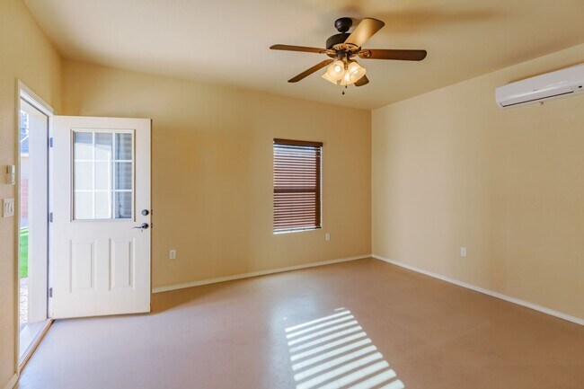 Building Photo - Spacious & Modern 4 Bedroom Home - 1 Pet A...