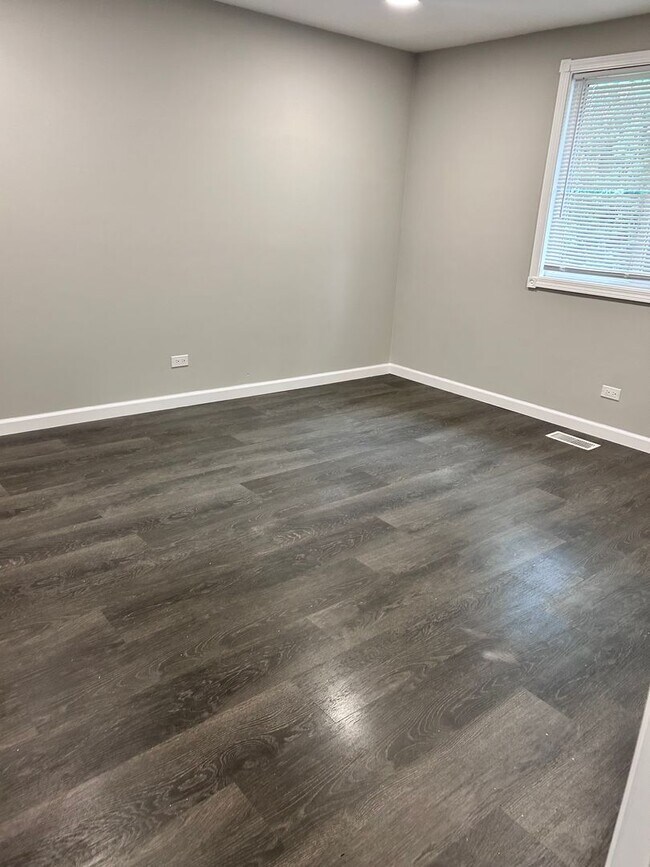 Building Photo - Now Available – Charming 3-Bedroom Home fo...