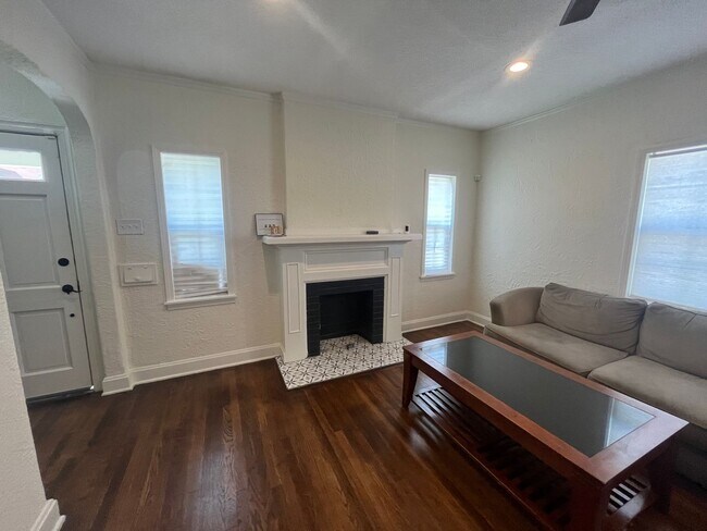 Building Photo - 2 minutes away from Rhodes College! Beautifully Renovated! Pets are owner's approval, fees do apply.