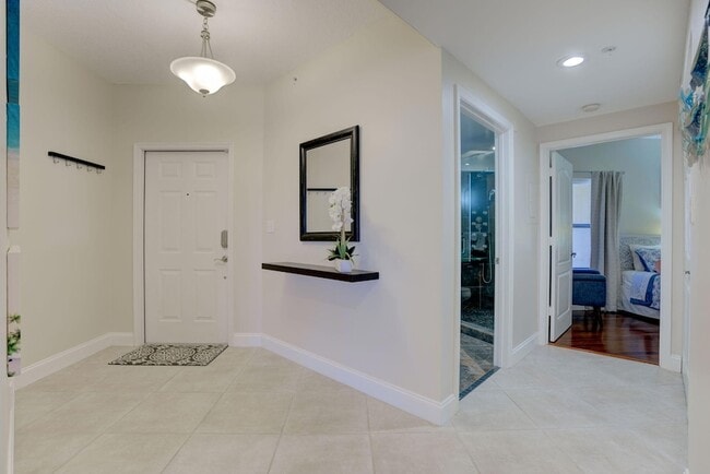 Building Photo - 500 Uno Lago Dr