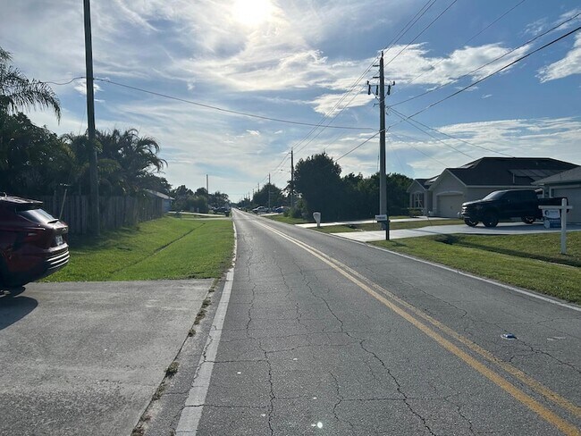 Building Photo - 102 SW Glenwood Dr