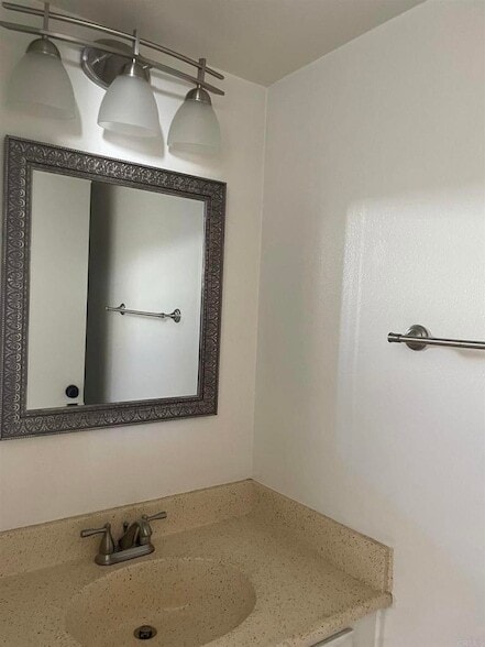 Building Photo - 5130 N River Rd