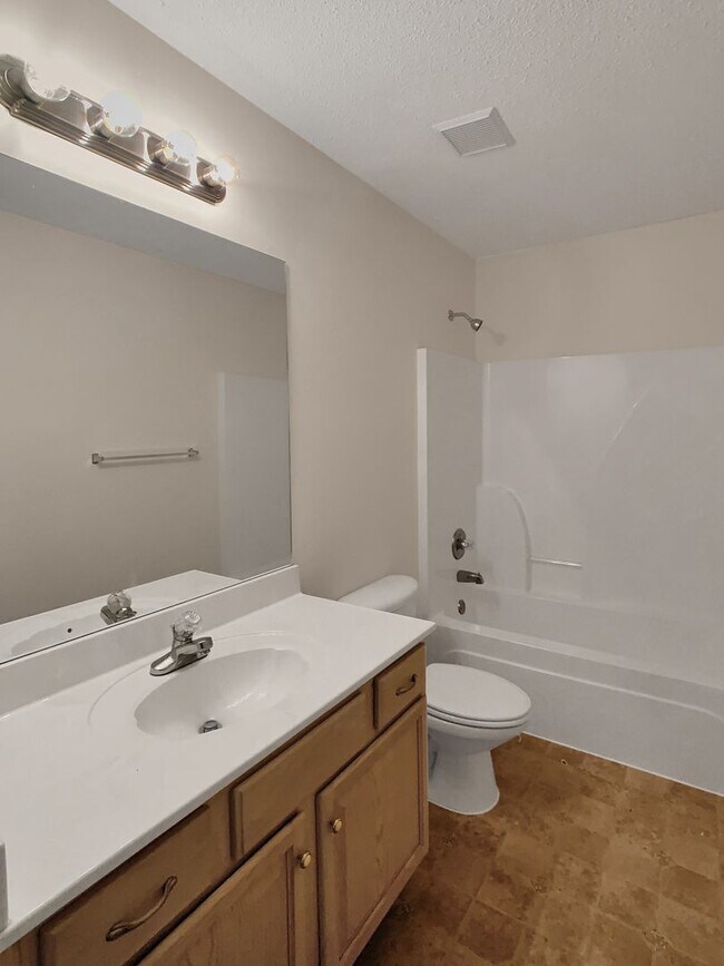 Building Photo - 2230 Cross Creek Dr