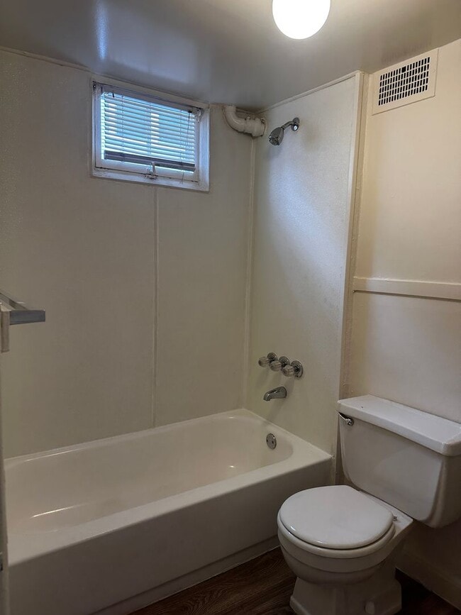 Building Photo - 1809 10th Ave