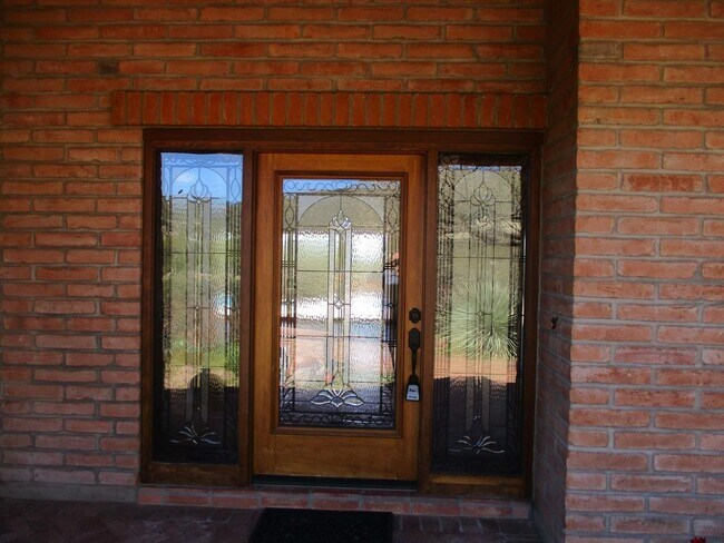 Building Photo - 4 bedroom 2.5 Bath