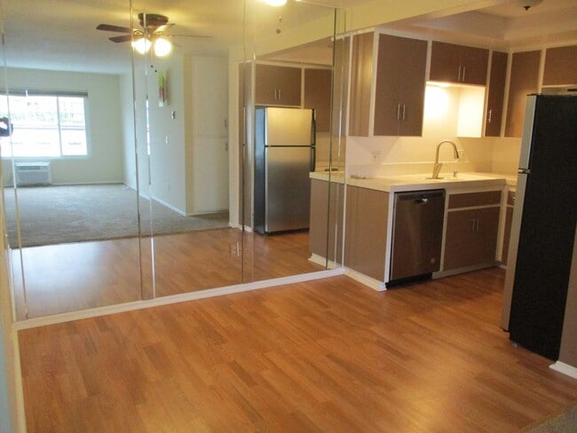 Building Photo - Desirable Park Blvd 1 Bdr 1 Ba 3rd Floor Condo in Hillcrest
